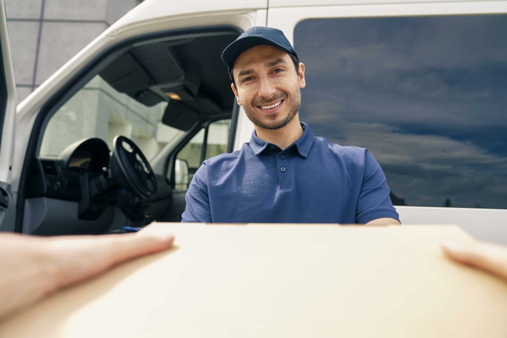 Chauffeur effectuant un transport express Dijon avec livraison urgente de colis industriel en véhicule dédié
