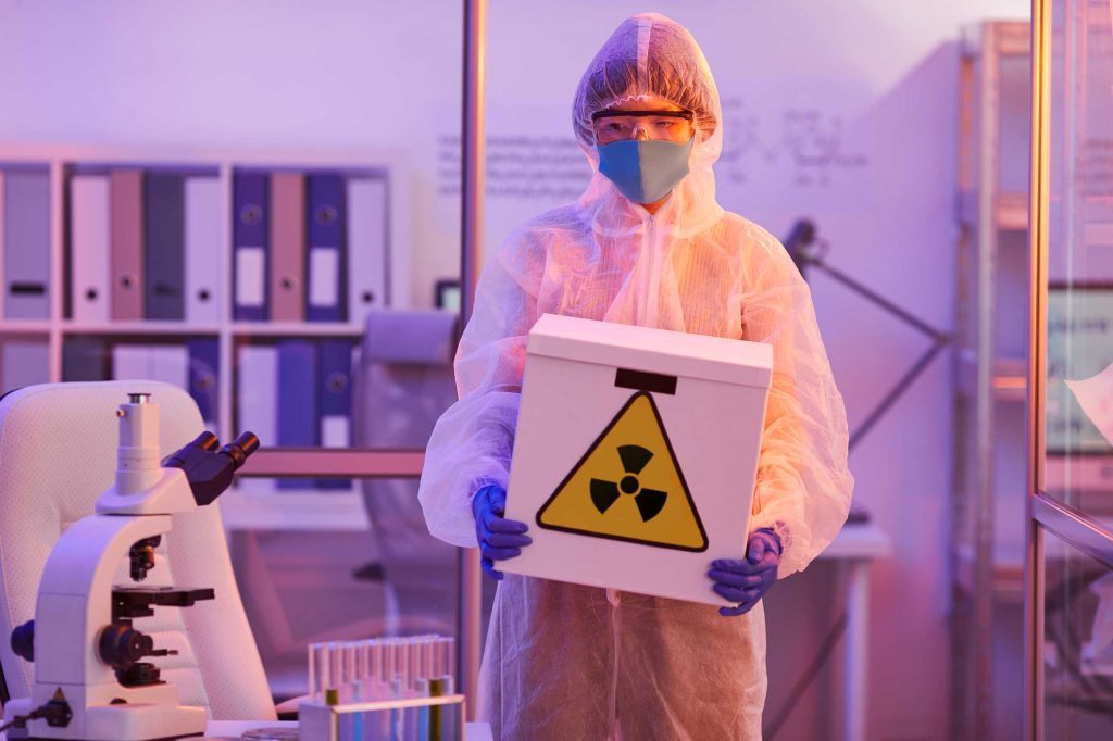 Transport de matière radioactive en laboratoire avec colis étiqueté ADR Classe 7