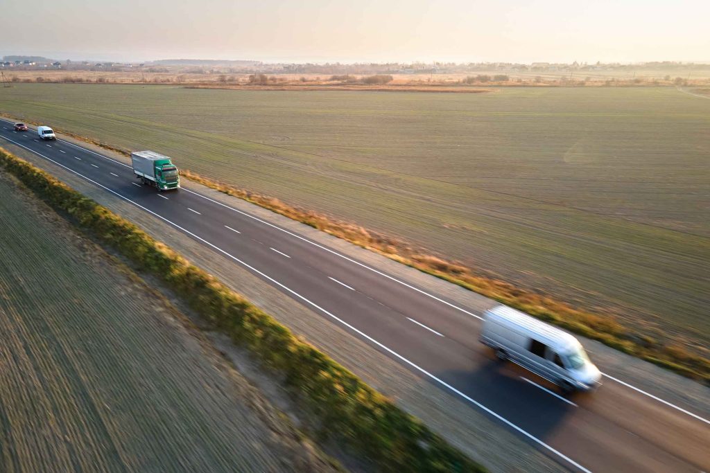 Fourgon blanc en transport dédié express sur route française, vue aérienne, Fast Express France Europe